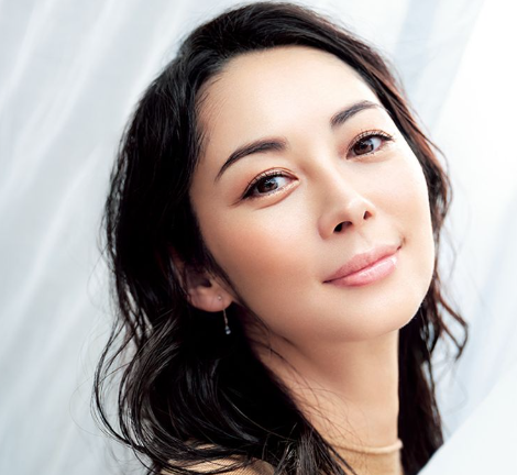 違和感 伊東美咲のおでこが広くなった原因は髪型や抜け毛 画像で比較 Trendist トレンディスト